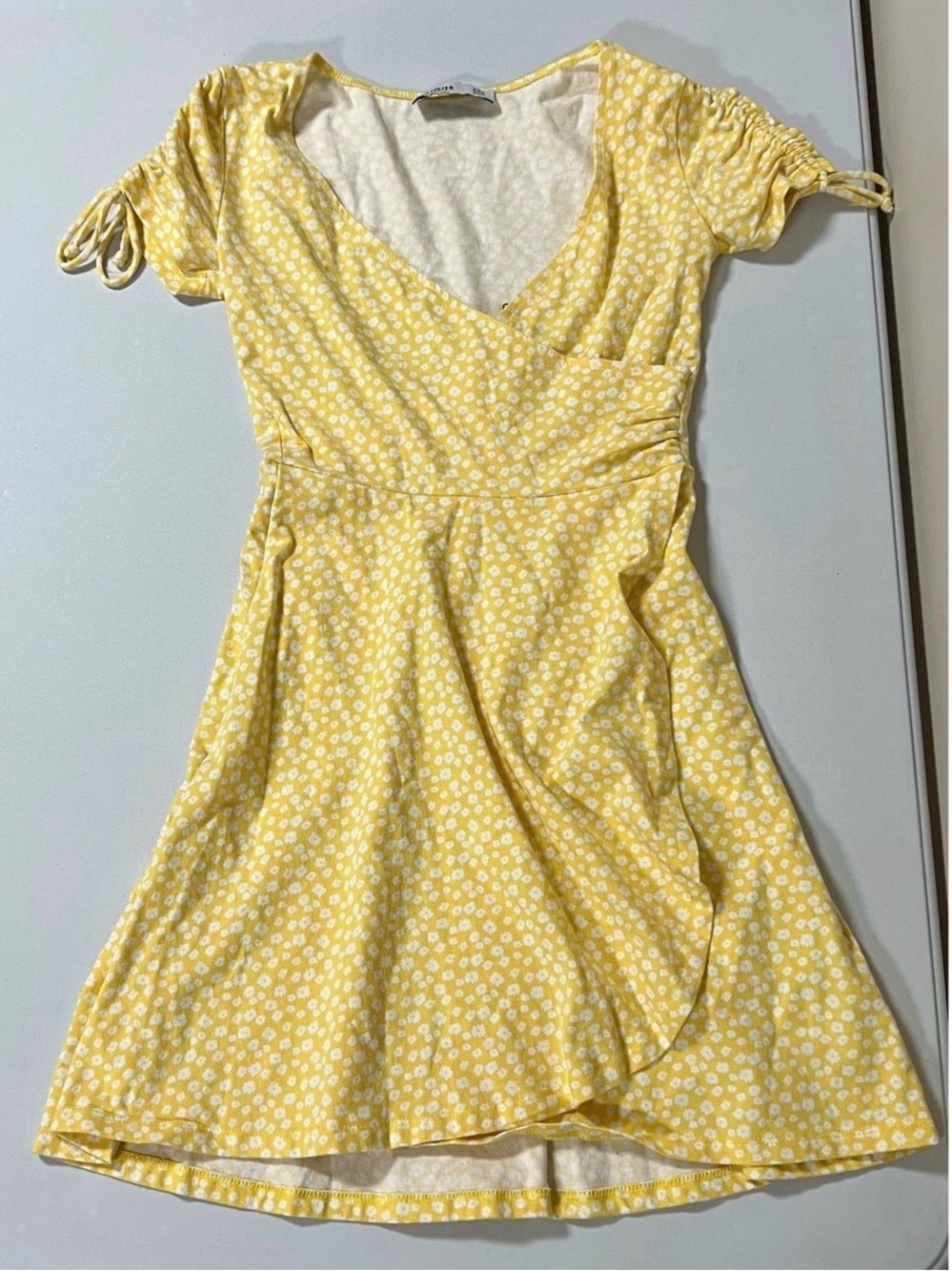 Hollister Yellow White Daisy Floral Ruched Short Sleeve Mini Dress Size XXS 🌼✨